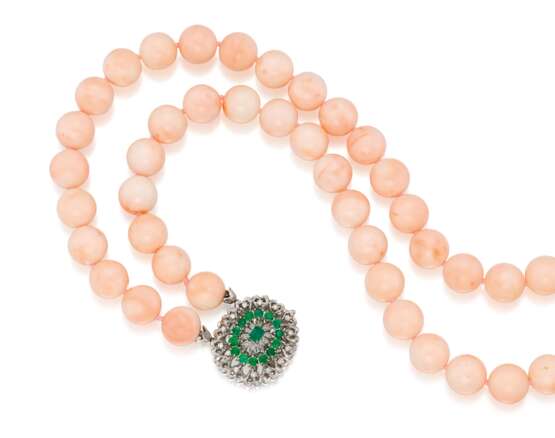 Coral-Necklace with Diamond-Emerald-Clasp - photo 2