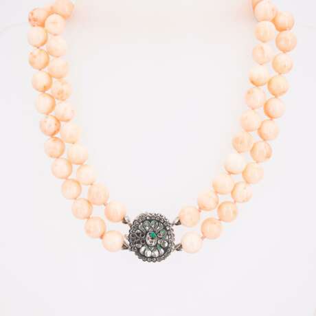 Coral-Necklace with Diamond-Emerald-Clasp - фото 3