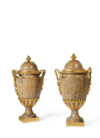 PAIRE DE VASES COUVERTS D`EPOQUE LOUIS XVI - фото 1