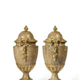 PAIRE DE VASES COUVERTS D`EPOQUE LOUIS XVI - фото 5