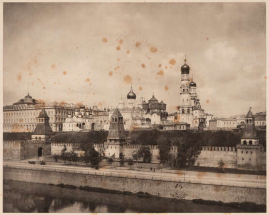 KREML VON DER GROSSEN MOSKWA-BRÜCKE, FOTOGRAPHIERT IM WINTER 1896 - фото 1