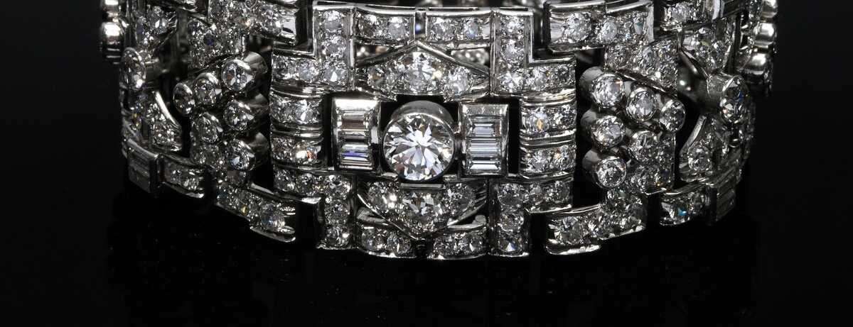 Breites Art Deco Platin Armband mit Diamanten (zus. ca. 24.25ct/SI-P2/W-CR (H-L)) im Brillant- und Baguetteschliff, 60,5g, 17,5x2,3cm, Weißgold 585 Sicherheitskettchen