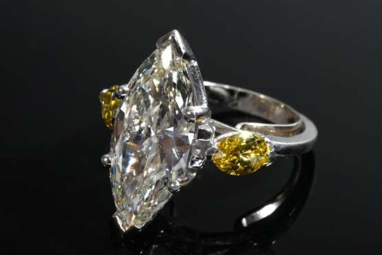 Platin Ring mit Diamant im Navetteschliff (ca.4.58ct/P2/TCA/M) und 2 seitlichen gelben Diamanten im Navetteschliff (zus. ca. 1.11ct/SI1/Fancy Vivid Yellow), Gesamtgewicht 6,4g, Gr. 50 (Verkleinerungsspange), GIA Report von Oktober 2023 liegt vor, Ste… - Foto 3