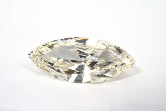 Platin Ring mit Diamant im Navetteschliff (ca.4.58ct/P2/TCA/M) und 2 seitlichen gelben Diamanten im Navetteschliff (zus. ca. 1.11ct/SI1/Fancy Vivid Yellow), Gesamtgewicht 6,4g, Gr. 50 (Verkleinerungsspange), GIA Report von Oktober 2023 liegt vor, Ste… - photo 6