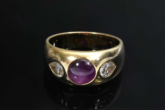 Gelbgold 750 Bandring mit rundem Rubincabochon und zwei Diamanttropfen (zus. ca. 0.80ct/SI und P2), 11,2g, Gr. 60,5 - Foto 2