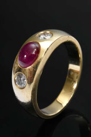 Gelbgold 750 Bandring mit ovalem Rubincabochon und zwei Brillanten (zus. ca. 0.20ct/VSI/W), 8,6g, Gr. 57 - Foto 1