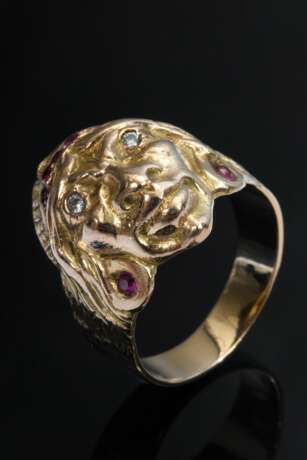 Gelbgold 585 Ring in Form eines indigenen Männerkopfes mit Federschmuck und Brillantaugen (zus. ca. 0.05ct/SI/CR) sowie Rubinen (1 fehlt), 13g, Gr. 61 - Foto 1