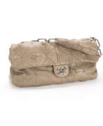 Handbags and purses. Chanel Schultertasche