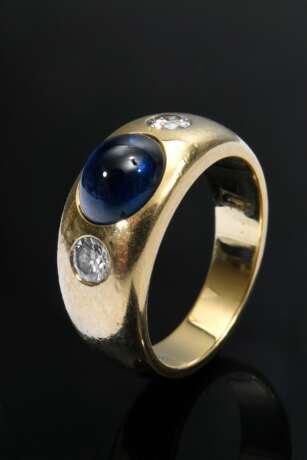 Massiver Gelbgold 750 Bandring mit Saphir Cabochon und Brillanten (zus. ca. 0.36ct/VSI/W), 12,4g, Gr. 57 - Foto 1