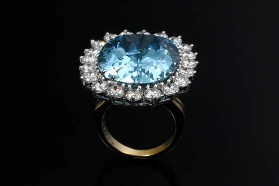 Ausdrucksstarker Gelb- und Weißgold 750 Ring mit großem Aquamarin (ca. 24ct) im Sternschliff in Brillantlünette (2.64ct/SI-P1/TW-W(G-H), 12,6g. Gr. 52, mit Gutachten der Deutschen Gesellschaft für Edelsteinbewertung Idar-Oberstein von 2013 - Foto 2