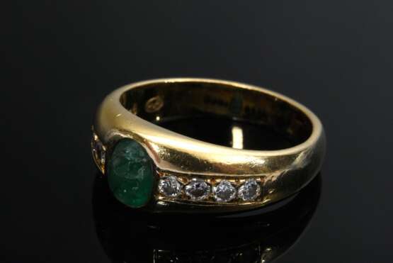 Gelbgold 750 Bandring mit Smaragd Cabochon (ca. 0.72ct) und Brillanten (zus. ca. 0.28ct/VSI/TW), 8,2g, Gr. 54 - photo 2