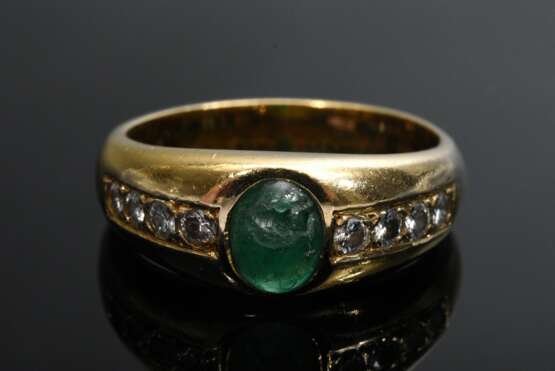 Gelbgold 750 Bandring mit Smaragd Cabochon (ca. 0.72ct) und Brillanten (zus. ca. 0.28ct/VSI/TW), 8,2g, Gr. 54 - photo 3