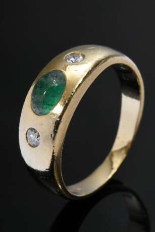 Schmaler Gelbgold 585 Bandring mit Smaragd Cabochon und 2 Brillanten (zus. ca. 0,08ct/P1/TCR), 3,5g, Gr. 50, Tragespuren - photo 1