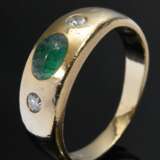 Schmaler Gelbgold 585 Bandring mit Smaragd Cabochon und 2 Brillanten (zus. ca. 0,08ct/P1/TCR), 3,5g, Gr. 50, Tragespuren - photo 1