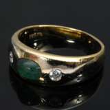 Schmaler Gelbgold 585 Bandring mit Smaragd Cabochon und 2 Brillanten (zus. ca. 0,08ct/P1/TCR), 3,5g, Gr. 50, Tragespuren - photo 2