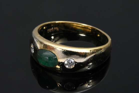 Schmaler Gelbgold 585 Bandring mit Smaragd Cabochon und 2 Brillanten (zus. ca. 0,08ct/P1/TCR), 3,5g, Gr. 50, Tragespuren - photo 2