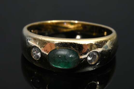 Schmaler Gelbgold 585 Bandring mit Smaragd Cabochon und 2 Brillanten (zus. ca. 0,08ct/P1/TCR), 3,5g, Gr. 50, Tragespuren - photo 3