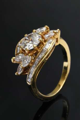 Verschlungener Gelbgold 750 Ring mit Brillant (ca. 1.195/P1/TCR), Baguette Diamanten (zus. ca. 0.60ct/VSI-SI/W) und Navette Diamanten (zus. ca. 0.36ct/SI-P1/TCR), 6,7g, Gr. 56 - фото 1