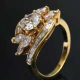 Verschlungener Gelbgold 750 Ring mit Brillant (ca. 1.195/P1/TCR), Baguette Diamanten (zus. ca. 0.60ct/VSI-SI/W) und Navette Diamanten (zus. ca. 0.36ct/SI-P1/TCR), 6,7g, Gr. 56 - фото 1