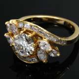 Verschlungener Gelbgold 750 Ring mit Brillant (ca. 1.195/P1/TCR), Baguette Diamanten (zus. ca. 0.60ct/VSI-SI/W) und Navette Diamanten (zus. ca. 0.36ct/SI-P1/TCR), 6,7g, Gr. 56 - Foto 2
