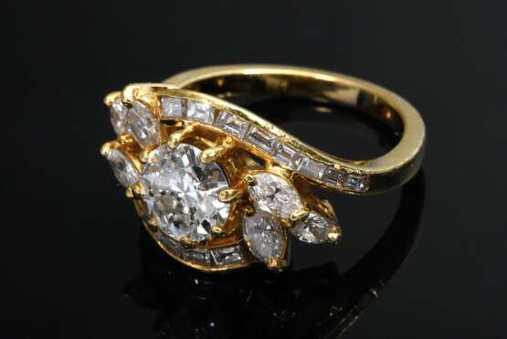 Verschlungener Gelbgold 750 Ring mit Brillant (ca. 1.195/P1/TCR), Baguette Diamanten (zus. ca. 0.60ct/VSI-SI/W) und Navette Diamanten (zus. ca. 0.36ct/SI-P1/TCR), 6,7g, Gr. 56 - фото 2