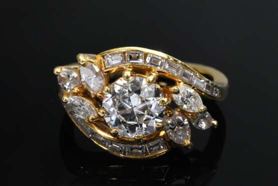 Verschlungener Gelbgold 750 Ring mit Brillant (ca. 1.195/P1/TCR), Baguette Diamanten (zus. ca. 0.60ct/VSI-SI/W) und Navette Diamanten (zus. ca. 0.36ct/SI-P1/TCR), 6,7g, Gr. 56 - Foto 3