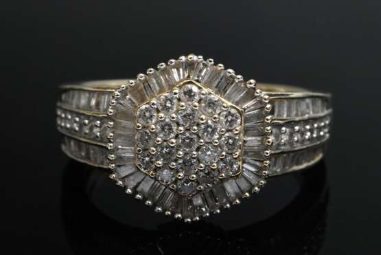 Gelbgold 585 Entourage Ring mit Diamantpavé (zus. ca. 0.75ct/P1/TCR) im Brillant- und Baguetteschliff, 4,8g, Gr. 55, 1 Baguettediamant verloren - фото 3