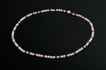 Zuchtperlenkette mit Rubinen an Rotgold 750 Schließe mit Perlen, 16,4g, L. 51,4cm, Ø 4,5mm