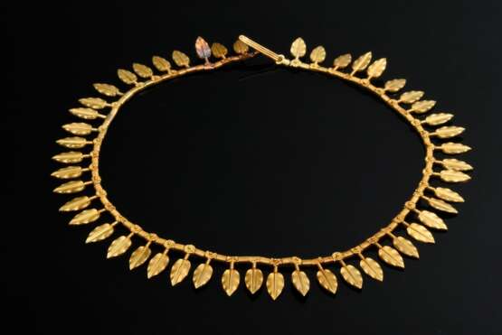 Neo-etruskisches Gelbgold 750 Collier mit geprägten Blättern an geflochtener Kette, mit S-Verschluss, wohl Italien 2. Hälfte 19.Jh., 28,3g, L. 40cm, div. Fehlstellen - Foto 1