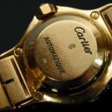 Cartier "Montres Santos" Octagon Gelbgold 750 Damenarmbanduhr, Automatik, mit Brillantlünette und Brillanten auf dem Armbandansatz sowie Diamant Pyramide auf der Stellkrone, (zus. ca. 0.60ct/VSI/W), wei… - photo 3