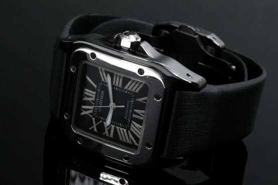 Schwarze Cartier "Santos 100" Armbanduhr mit beschichtetem Edelstahlgehäuse, Automatik, Saphirglas, weißes Zifferblatt mit römischen Ziffern und fluoreszierende Leuchtzeiger, Nylon/Leder Armband mit Doppelfaltschließe, blauer Saphir auf… - photo 3