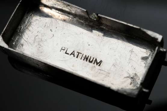Blancpain Platin Damenarmbanduhr mit Diamanten (zus. ca. 7.34ct/SI-P/W-LY (H-R)) im Brillant-, Baguettes- und Carréschliff, Handaufzug, um 1950, L. 17,5cm, 43,3g, Werk defekt (keine Garantie auf Werk und Funktionalität) - Foto 8