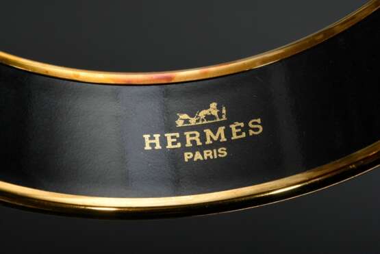 Breiter Hermès Armreif mit braunem und goldenem Emaille Druckdekor "Schimmel und Quatenbänder", vergoldetes Metall, sign., 46,7g, Ø 6,6cm, B. 2,1cm, leichte Tragespuren - photo 4