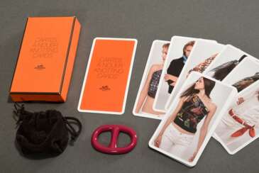 2 Diverse Teile Hermès: pink emaillierte Metall Tuchschnalle (5,5x3,5cm) und &quot;Cartes À Nouer-Knotting Cards&quot;, in Originalbeutel und -box