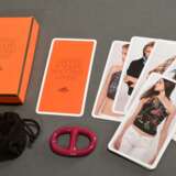 2 Diverse Teile Hermès: pink emaillierte Metall Tuchschnalle (5,5x3,5cm) und "Cartes À Nouer-Knotting Cards", in Originalbeutel und -box - фото 1