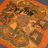 Hermès Seiden Carré "Art des Steppes" in orange/khaki, Entw.: Annie Faivre 2000, gerollter Rand, 90x90cm, in Original Box, kein Schild - Foto 2