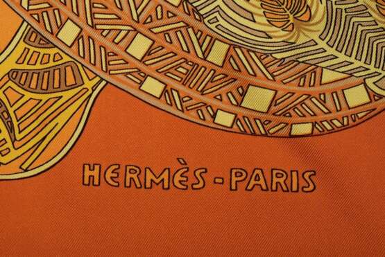 Hermès Seiden Carré "Art des Steppes" in orange/khaki, Entw.: Annie Faivre 2000, gerollter Rand, 90x90cm, in Original Box, kein Schild - photo 3