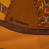 Hermès Seiden Carré "Art des Steppes" in orange/khaki, Entw.: Annie Faivre 2000, gerollter Rand, 90x90cm, in Original Box, kein Schild - photo 4