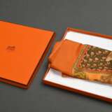 Hermès Seiden Carré "Art des Steppes" in orange/khaki, Entw.: Annie Faivre 2000, gerollter Rand, 90x90cm, in Original Box, kein Schild - photo 5