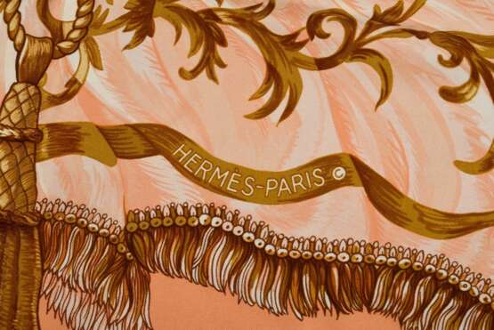 Hermès Seiden Carré "Fripon" in apricot, Entw. wohl: Maurice Tranchant 1972, gerollter Rand, 90x90cm, Fleck an der Ecke - фото 4