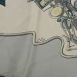 Hermès Seiden Carré "Egypte" in graublau, Entw.: Caty Latham 1970, gerollter Rand, 90x90cm, kein Schild, leichte Tragespuren - Foto 3