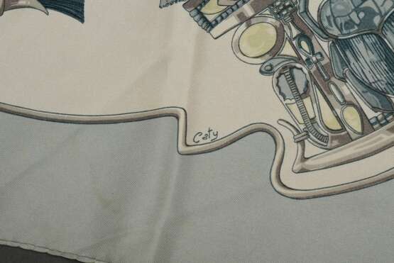 Hermès Seiden Carré "Egypte" in graublau, Entw.: Caty Latham 1970, gerollter Rand, 90x90cm, kein Schild, leichte Tragespuren - Foto 3