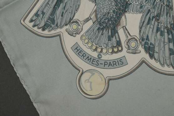 Hermès Seiden Carré "Egypte" in graublau, Entw.: Caty Latham 1970, gerollter Rand, 90x90cm, kein Schild, leichte Tragespuren - Foto 5