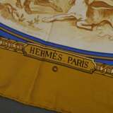 Hermès Seiden Carré "Armes de Chasse" in ocker und blau, Entw.: Philippe Ledoux 1970, gerollter Rand, 90x90cm, kein Schild, leichte Tragespuren - photo 2