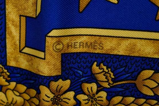 Hermès Seiden Carré "Carpe Diem", vielfarbig, Entw.: Joachim Metz 1994, gerollter Rand, 90x90cm, in Original Box, kein Schild - Foto 5
