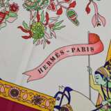 Hermès Seiden Carré "fantaisies indiennes" in rot/pink, Entw.: Loïc Dubigeon 1987, gerollter Rand, 90x90cm, in Original Box - photo 3