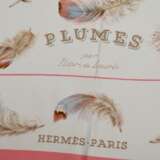 Hermès Seiden Carré "Plumes" in rosa, Entw.: Henri de Linares 1953, gerollter Rand, 90x90cm - фото 3