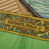 Hermès Seiden Carré "Les Normands" in Grüntönen, Entw.: Philippe Ledoux 1971, gerollter Rand, 90x90cm, kein Schild, leichte Tragespuren - фото 3