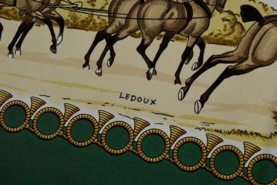Hermès Seiden Carré "Livree Imperiale" in tannengrün, Entw.: Philippe Ledoux 1975, gerollter Rand, 90x90cm, kein Schild - Foto 3