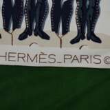 Hermès Seiden Carré "La Grande Armée" in grün, Entw.: Françoise Heron 1976, gerollter Rand, 90x90cm, leichte Tragespuren - photo 3